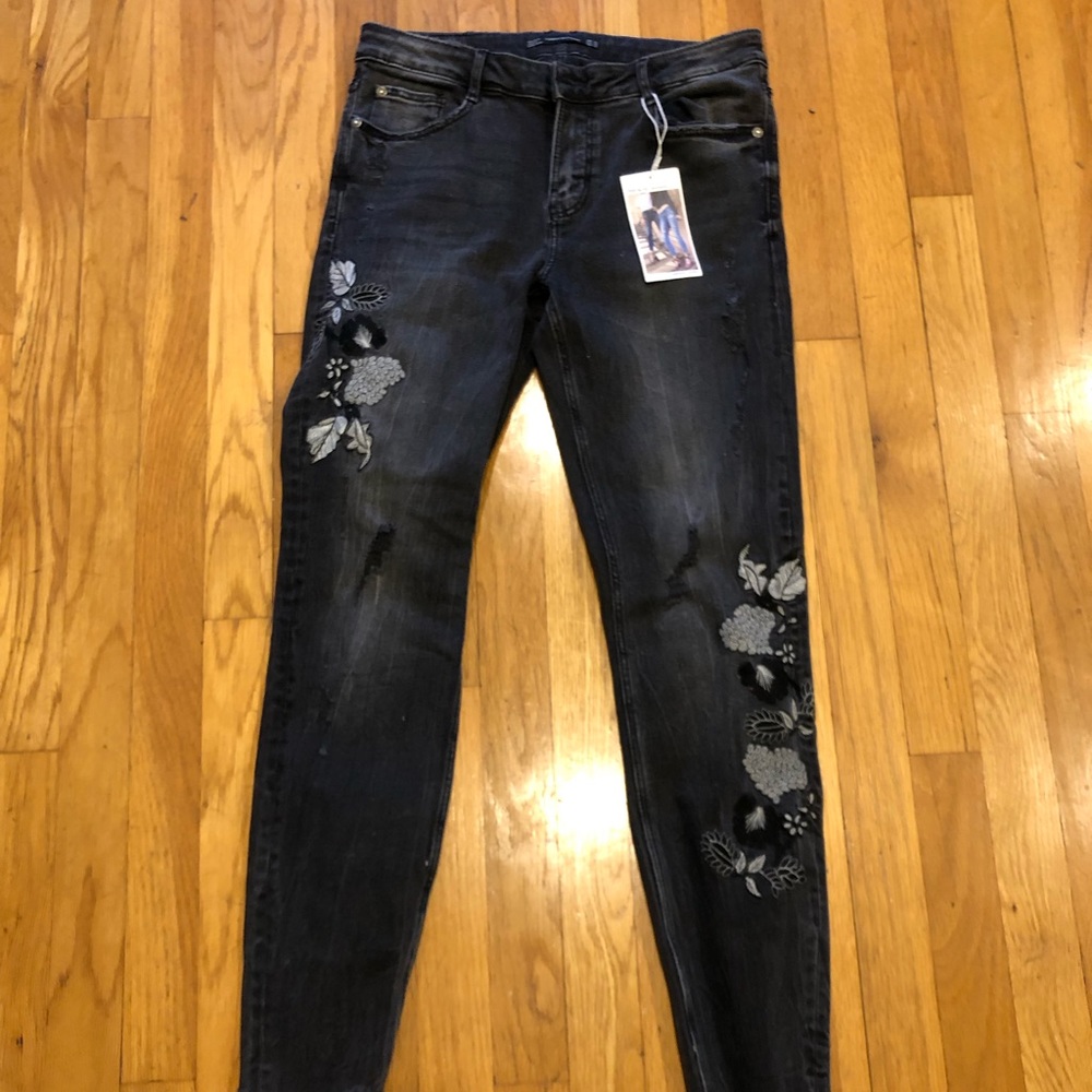 Zara Trafaluc Embroidered Denim jeans size 8